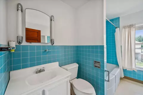 Bath - 126 Dix Ave, Marion, OH 43302 photo 2 of 4
