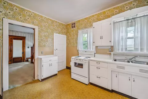 Kitchen - 126 Dix Ave, Marion, OH 43302 photo 3 of 5