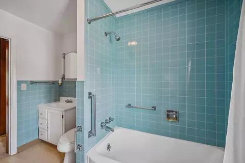 Bath - 126 Dix Ave, Marion, OH 43302 photo 3 of 4