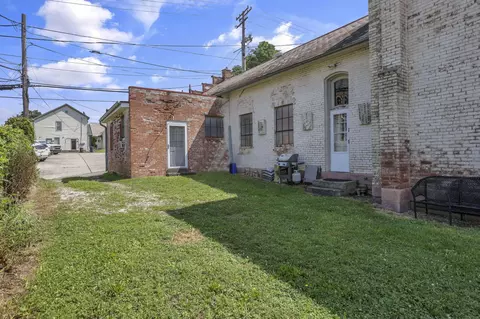 Exterior - 131 E Chestnut St, Lancaster, OH 43130 photo 4 of 9
