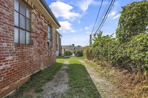 Exterior - 131 E Chestnut St, Lancaster, OH 43130 photo 1 of 9