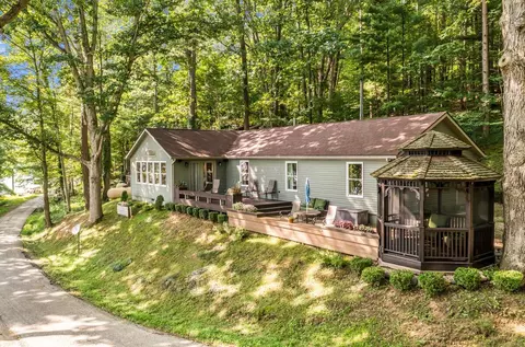 16 Shoreline Dr, Perrysville, OH 44864