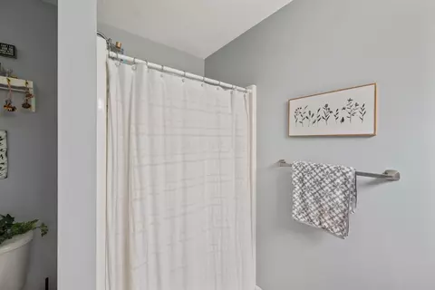 Bath - 400 Stone Gate Dr, Kenton, OH 43326 photo 3 of 3