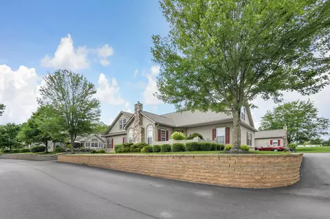 181 Reddington Village Ln, Newark, OH 43055