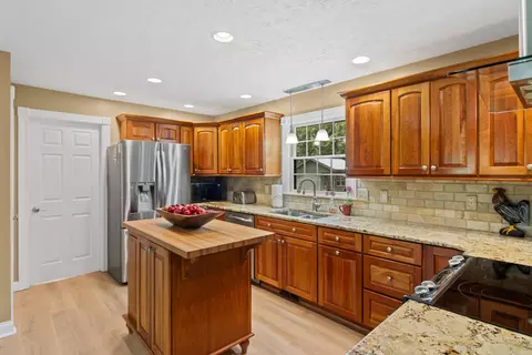 Kitchen - 2205 E Centerville Station Rd, Centerville, OH 45459 photo 2 of 3