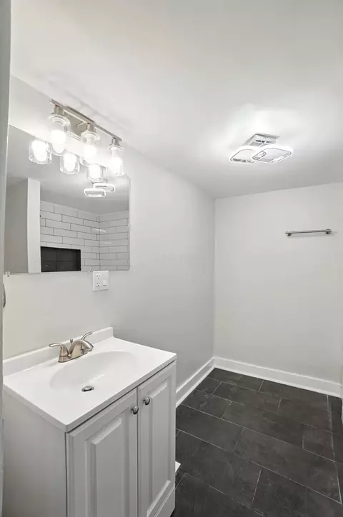 Bath - 614 Mason St, Springfield, OH 45503 photo 2 of 7