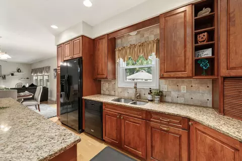 Kitchen - 6567 Greensway Loop, Dublin, OH 43016 photo 7 of 10
