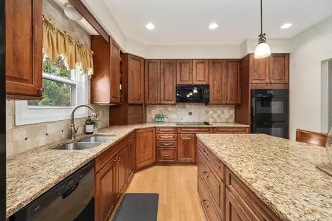 Kitchen - 6567 Greensway Loop, Dublin, OH 43016 photo 4 of 10