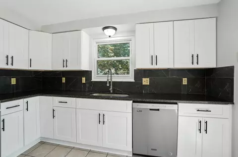Kitchen - 3115 Larbrook Ct, Dublin, OH 43017 photo 4 of 4