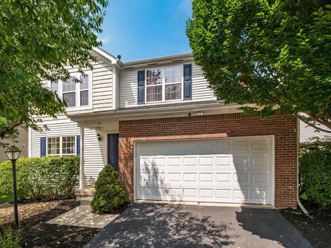 21 Lantern Chase Dr, Delaware, OH 43015