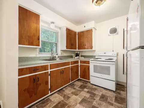 Kitchen - 434 E Fair Ave, Lancaster, OH 43130 photo 1 of 2