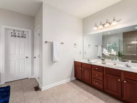 Bath - 8041 Summerhouse Dr E, Dublin, OH 43016 photo 2 of 10