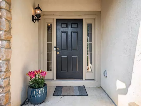 Entry Way - 8041 Summerhouse Dr E, Dublin, OH 43016 photo 1 of 3