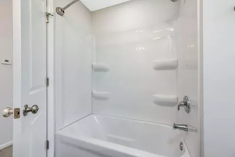 Bath - 928 Rutter Ave, Lancaster, OH 43130 photo 2 of 6