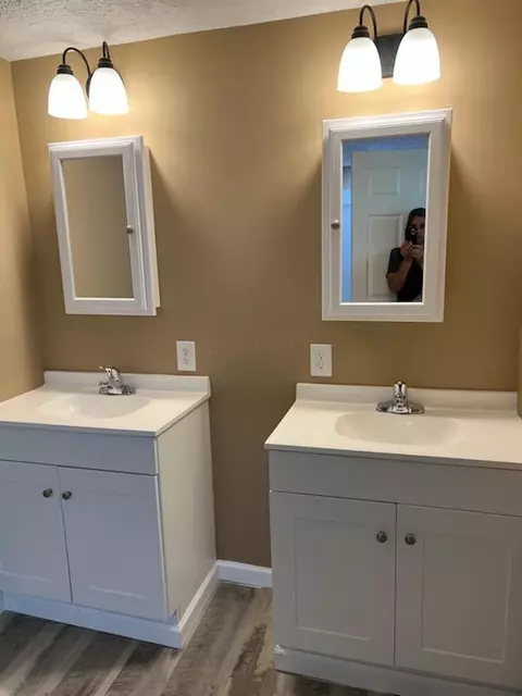 Bath - 194 Fielde Dr, Newark, OH 43055 photo 5 of 5