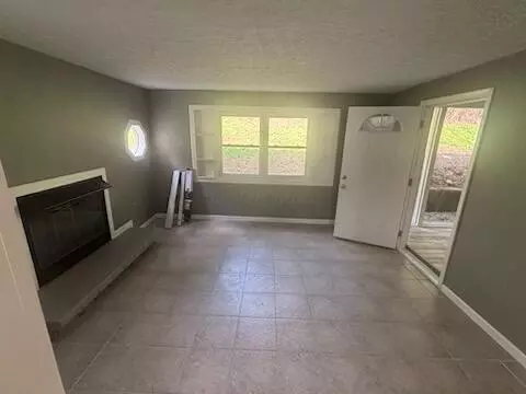 Living - 194 Fielde Dr, Newark, OH 43055 photo 1 of 2