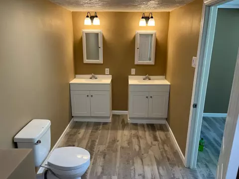 Bath - 194 Fielde Dr, Newark, OH 43055 photo 3 of 5