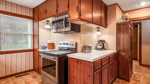 Kitchen - 206 Freeman Memorial Dr, Hebron, OH 43025 photo 3 of 7