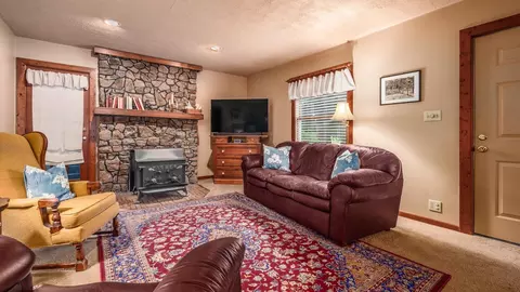 Living - 206 Freeman Memorial Dr, Hebron, OH 43025 photo 2 of 4