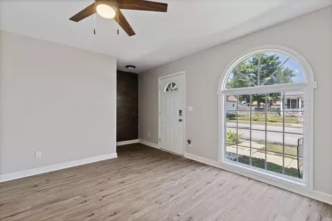 Living - 539 E Union St, Circleville, OH 43113 photo 2 of 4