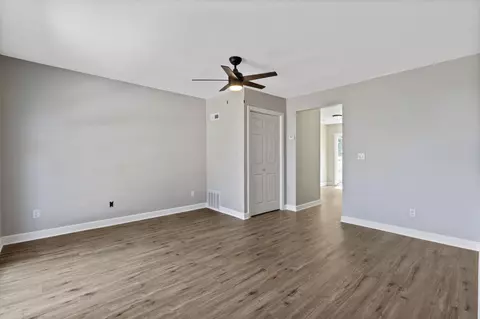 Living - 539 E Union St, Circleville, OH 43113 photo 4 of 4