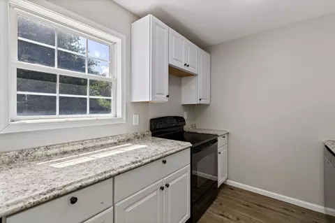 Kitchen - 539 E Union St, Circleville, OH 43113 photo 2 of 4
