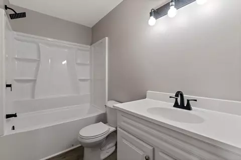 Bath - 539 E Union St, Circleville, OH 43113 photo 1 of 2