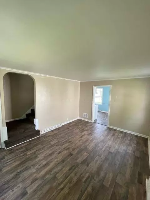 Living - 551 Universal Ave, Marion, OH 43302 photo 2 of 2