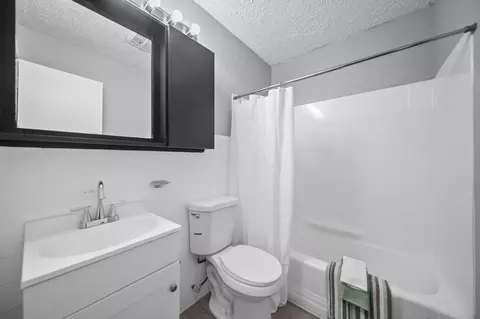 Bath - 1950 Sturgeon St, Springfield, OH 45506 photo 1 of 3