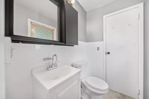 Bath - 1950 Sturgeon St, Springfield, OH 45506 photo 3 of 3