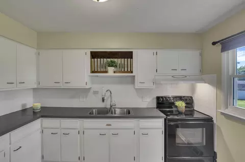 Kitchen - 1845 Roberta Dr, Heath, OH 43056 photo 7 of 7