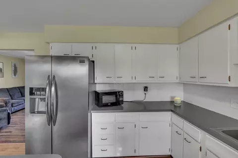 Kitchen - 1845 Roberta Dr, Heath, OH 43056 photo 5 of 7