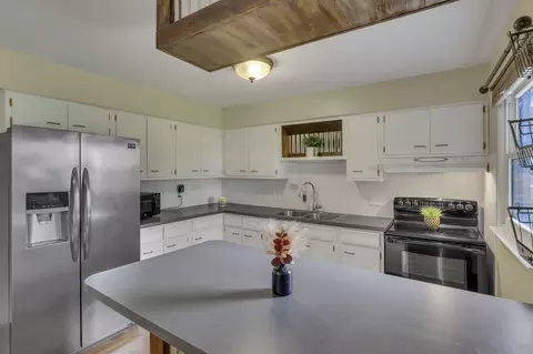 Kitchen - 1845 Roberta Dr, Heath, OH 43056 photo 2 of 7