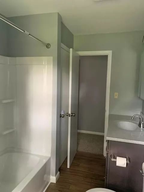 Bath - 365 Meadow Dr, Circleville, OH 43113 photo 2 of 3