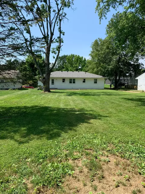 Exterior - 365 Meadow Dr, Circleville, OH 43113 photo 4 of 6