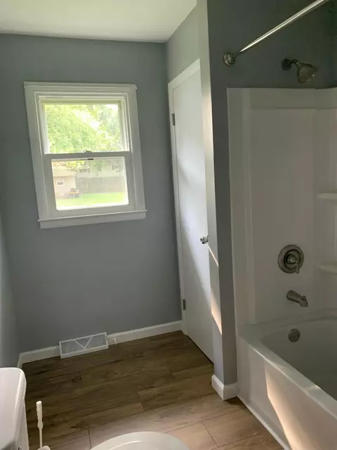Bath - 365 Meadow Dr, Circleville, OH 43113 photo 3 of 3