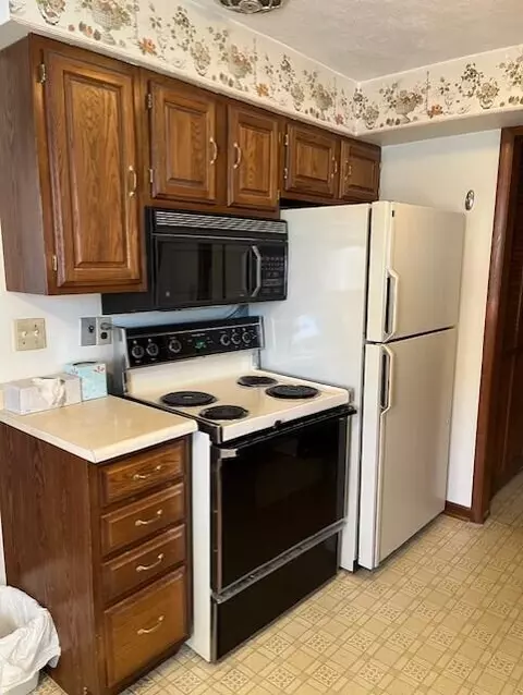 Kitchen - 152 Griner Ave, Circleville, OH 43113 photo 2 of 5