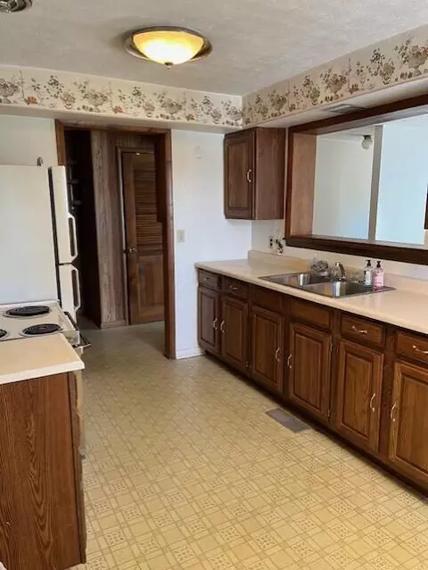 Kitchen - 152 Griner Ave, Circleville, OH 43113 photo 4 of 5
