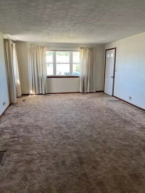 Living - 152 Griner Ave, Circleville, OH 43113 photo 1 of 2