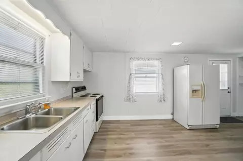 Kitchen - 851 E Center St, Marion, OH 43302 photo 7 of 8