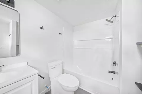 Bath - 434 Scranton Ave, Marion, OH 43302 photo 1 of 2