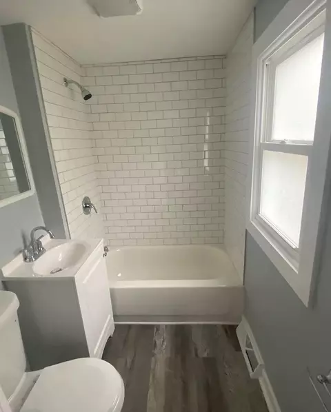 Bath - 382 E Franklin St, Circleville, OH 43113 photo 1 of 1