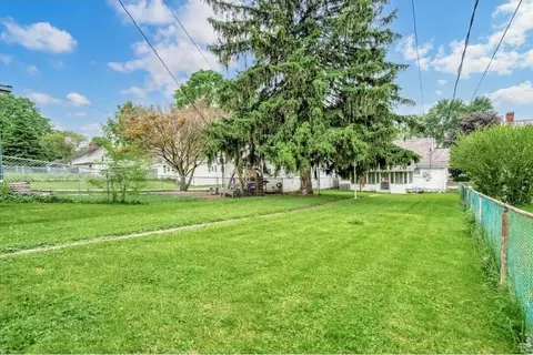 Exterior - 382 E Franklin St, Circleville, OH 43113 photo 3 of 4