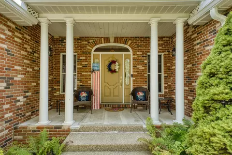 387 Laurel Oaks Ln, Heath, OH 43056