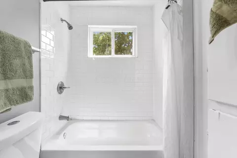 Bath - 963 E 13th Ave, Columbus, OH 43211 photo 2 of 5