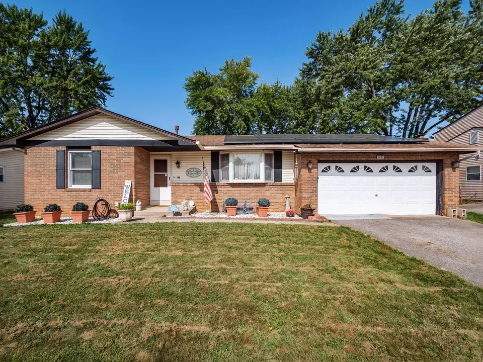 Exterior - 3267 Castleton St, Grove City, OH 43123 photo 2 of 12
