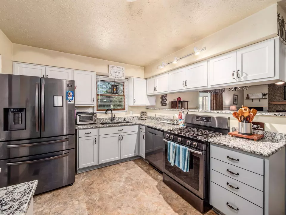 Kitchen - 3267 Castleton St, Grove City, OH 43123 photo 3 of 5