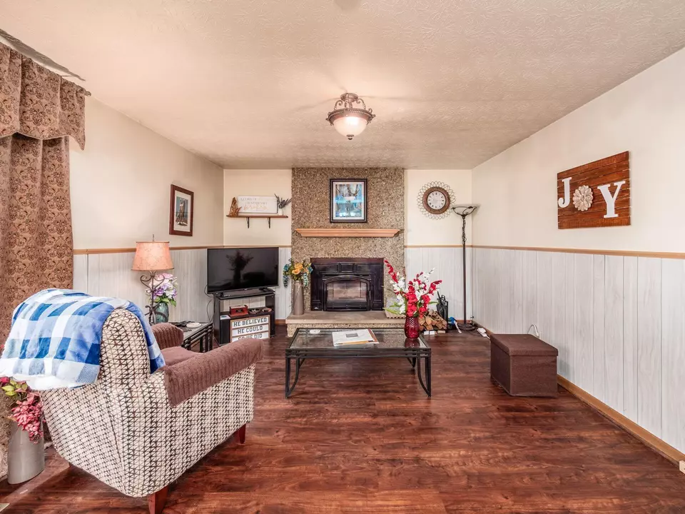 Living - 3267 Castleton St, Grove City, OH 43123 photo 2 of 6