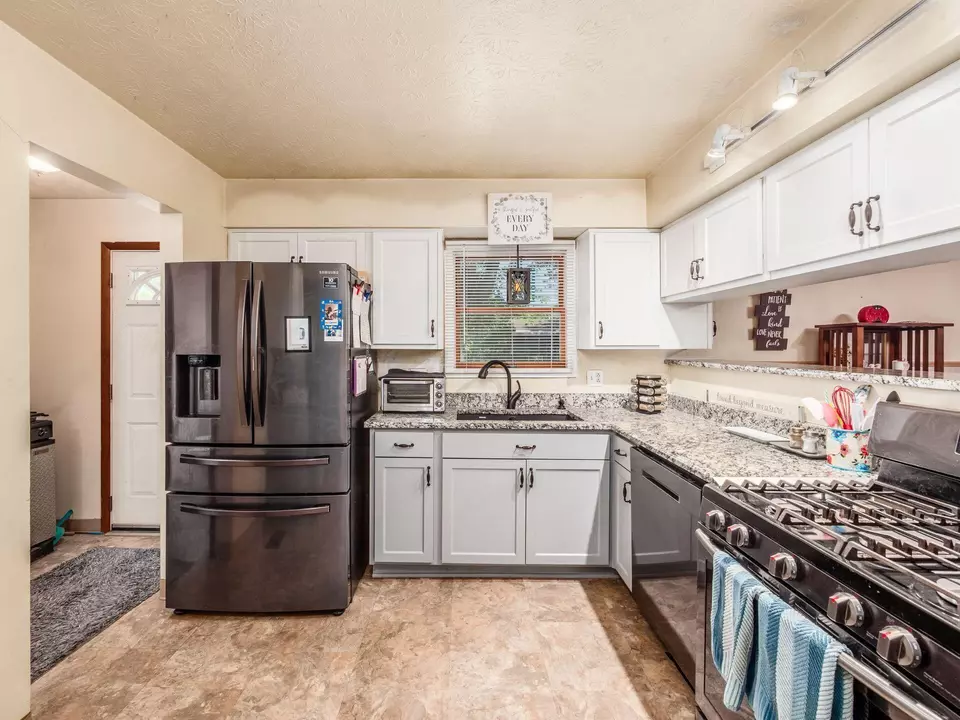 Kitchen - 3267 Castleton St, Grove City, OH 43123 photo 2 of 5