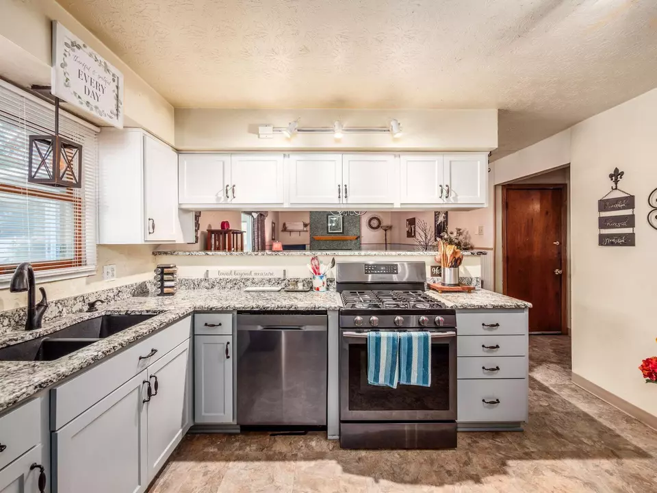Kitchen - 3267 Castleton St, Grove City, OH 43123 photo 4 of 5